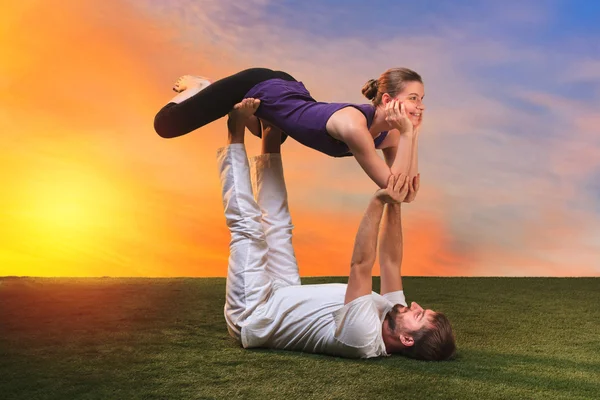 The two people doing yoga exercises — Stock Photo, Image