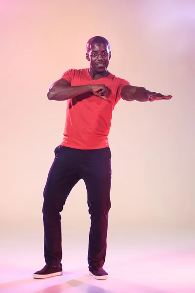 Молодий крутий чорний чоловік танцює — стокове фото