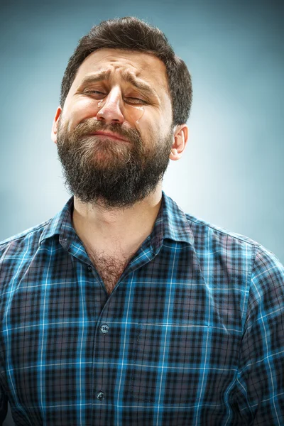 O homem chorando com lágrimas no rosto closeup — Fotografia de Stock