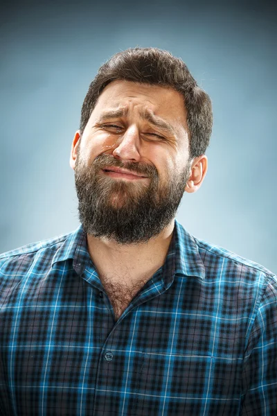 O homem chorando com lágrimas no rosto closeup — Fotografia de Stock