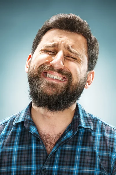 O homem chorando com lágrimas no rosto closeup — Fotografia de Stock