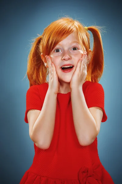 Belo retrato de uma menina surpreendida — Fotografia de Stock