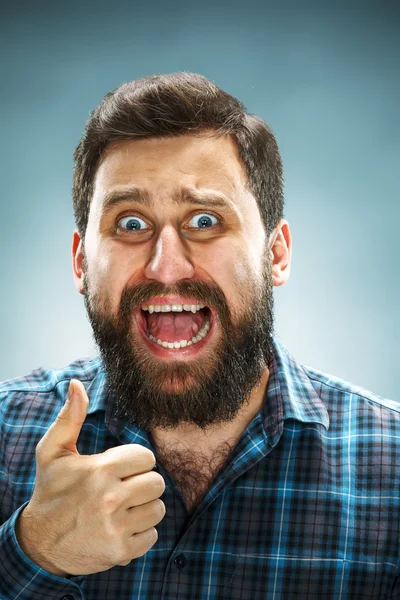 Primer plano retrato de la cabeza, hombre de negocios guapo feliz en camisa azul — Foto de Stock