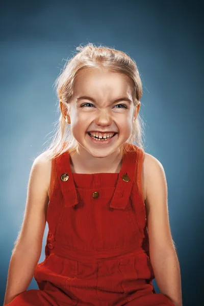 Belo retrato de uma menina feliz sorrindo — Fotografia de Stock