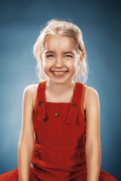 Vackra porträtt av en lycklig liten flicka leende — Stockfoto