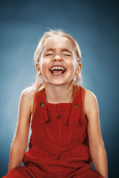 Vackra porträtt av en lycklig liten flicka leende — Stockfoto