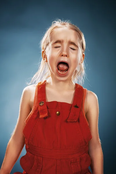Retrato de una niña. Está llorando. —  Fotos de Stock