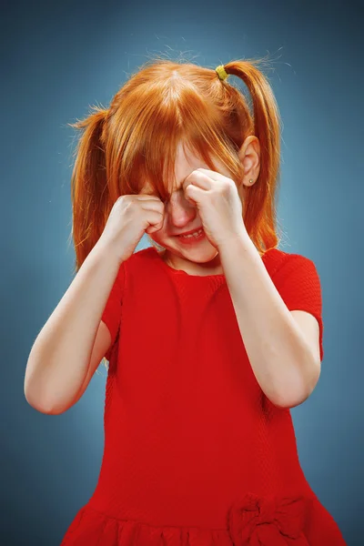 Porträtt av en liten flicka. Hon gråter — Stockfoto