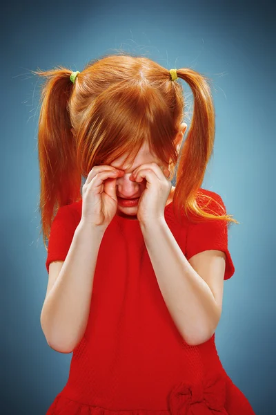 Retrato de uma menina. Ela está a chorar. — Fotografia de Stock