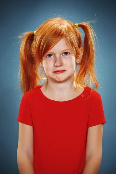 Vackra porträtt av en eftertänksam liten flicka — Stockfoto