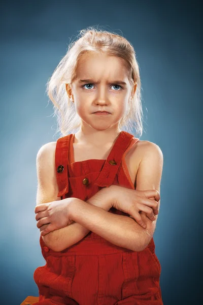Vackra porträtt av en missnöjda liten flicka — Stockfoto