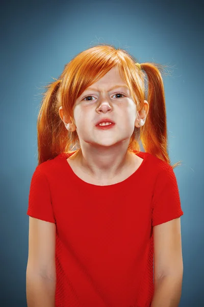 Vackra porträtt av en missnöjd missnöjda liten flicka — Stockfoto