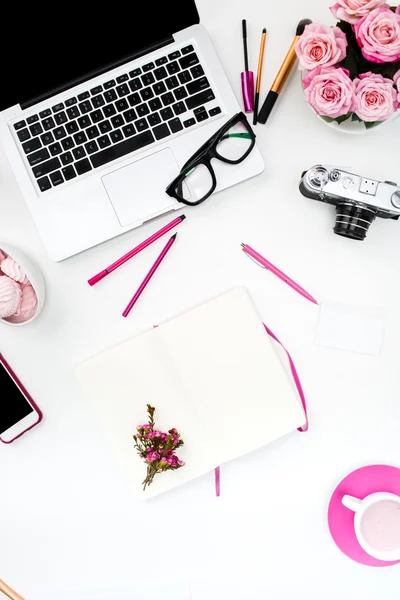 Natürmort moda kadın, beyaz nesnelerde