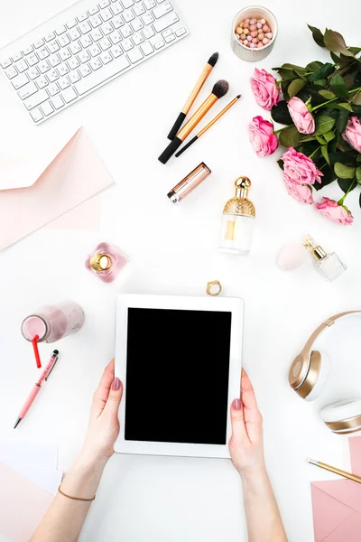 Las manos femeninas y la tableta — Foto de Stock