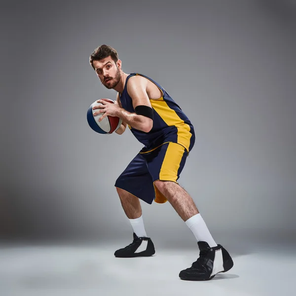 Retrato completo de un jugador de baloncesto posando con pelota — Foto de Stock
