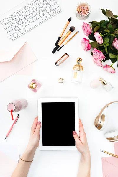 Les mains et la tablette féminines — Photo