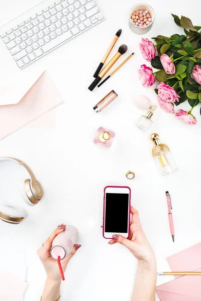 The female hands and smart phone — Stock Photo, Image