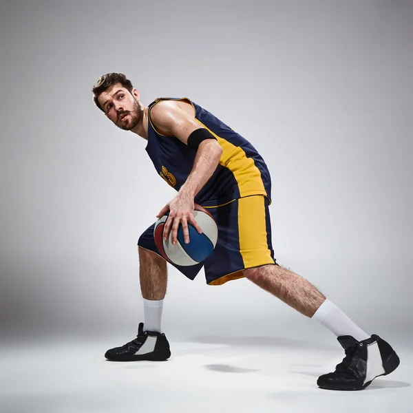 Retrato completo de un jugador de baloncesto con pelota — Foto de Stock