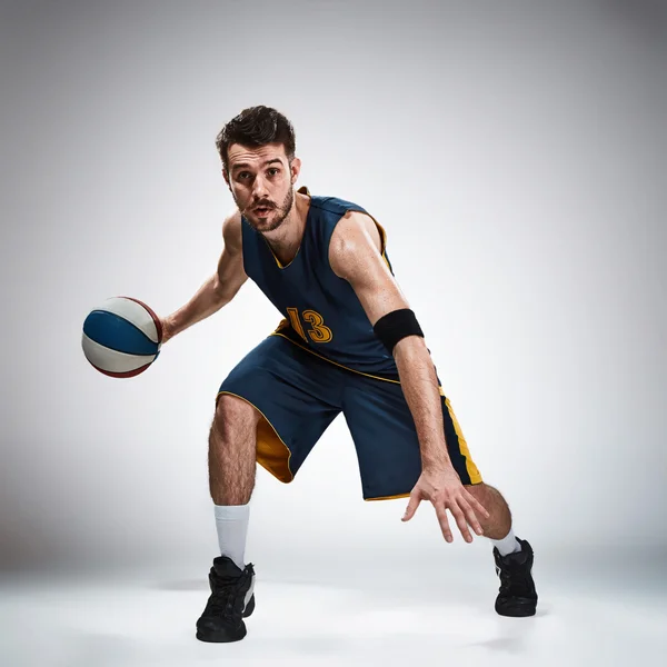 Retrato completo de un jugador de baloncesto con pelota — Foto de Stock