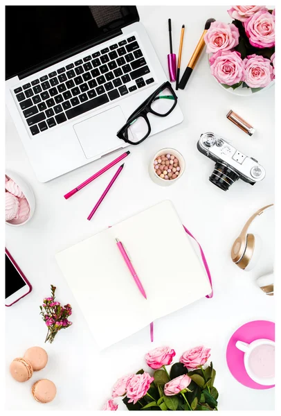 Natürmort moda kadın, beyaz nesnelerde