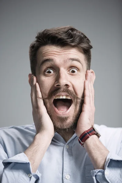 Retrato de jovem com expressão facial chocada — Fotografia de Stock