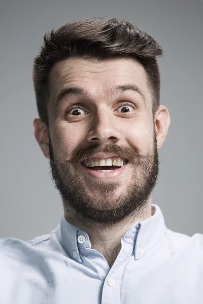 Портрет молодого человека с шокированным выражением лица — стоковое фото