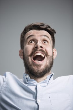 Genç adam kameraya bakan