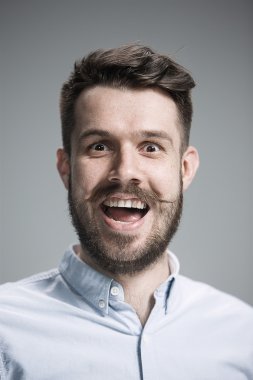 Genç adam kameraya bakan