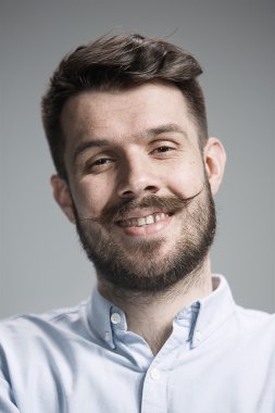 Genç adam kameraya bakan