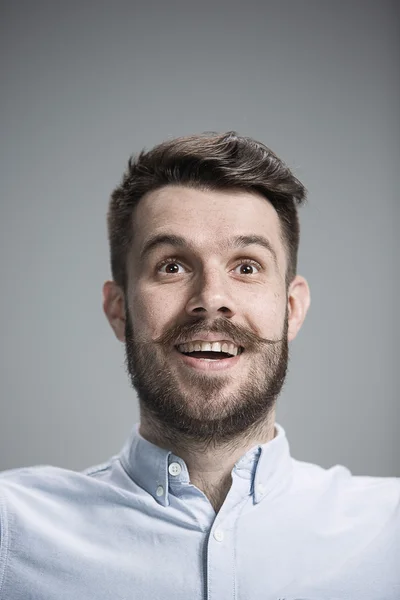 De jonge man kijkend naar camera — Stockfoto