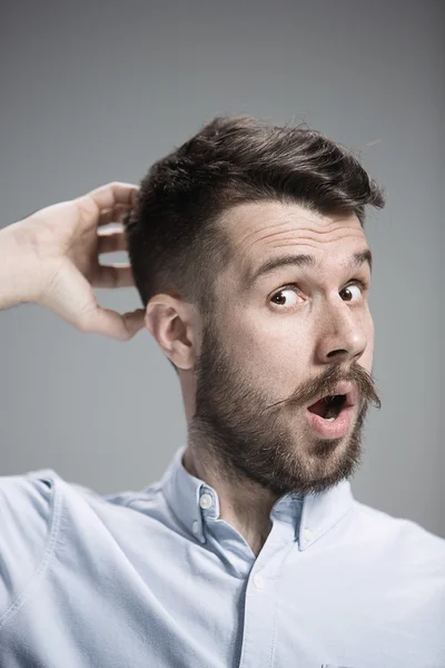 Portret van een jonge man met een geschokte gezichtsuitdrukking — Stockfoto