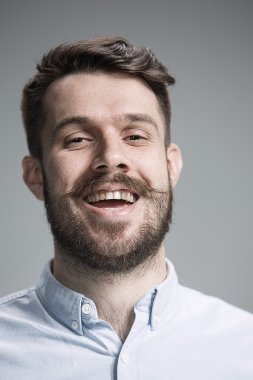 Genç adam kameraya bakan