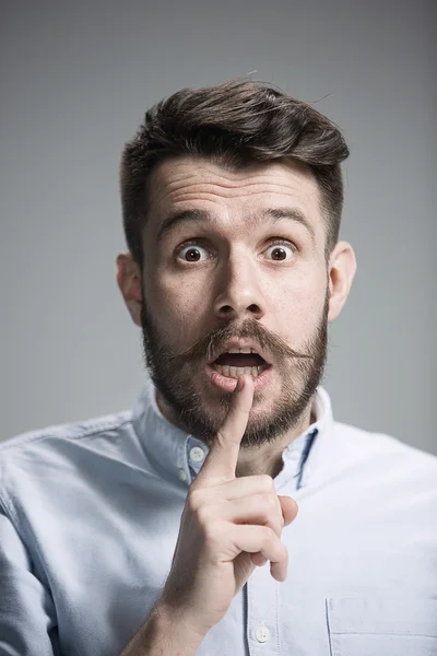 Der Mann sieht verängstigt aus. vor grauem Hintergrund — Stockfoto