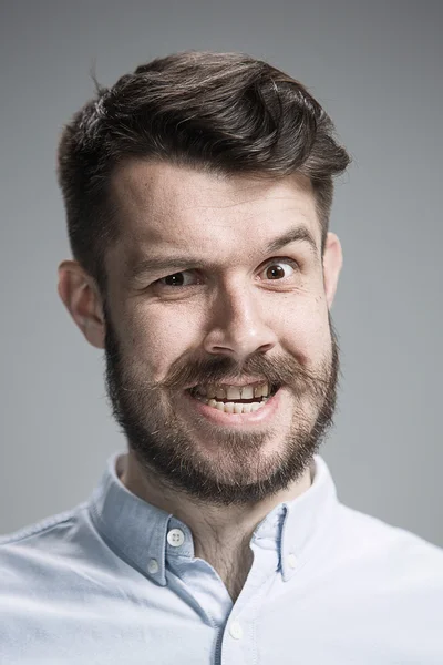 Kızgın adam yüzünü kapatmak