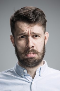 Cesareti kırılmış adamın yüzü kapatın