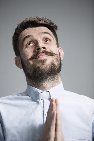 El hombre está mirando implorando sobre fondo gris — Foto de Stock