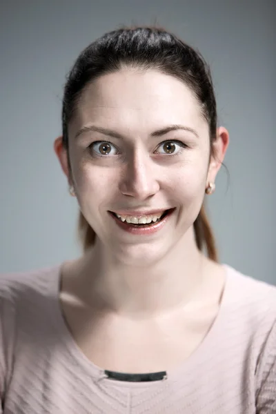 A mulher feliz no fundo cinza — Fotografia de Stock