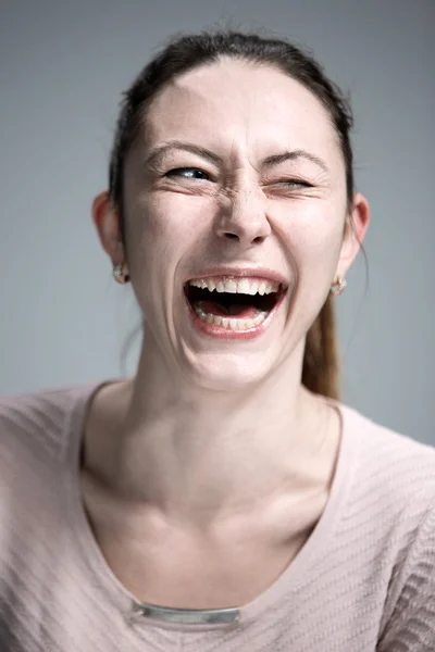 Die glückliche Frau auf grauem Hintergrund — Stockfoto