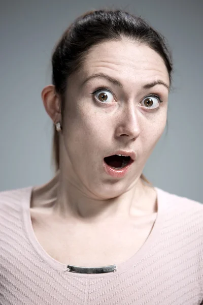 Portret młodej kobiety ze wstrząśniętym wyrazem twarzy — Zdjęcie stockowe