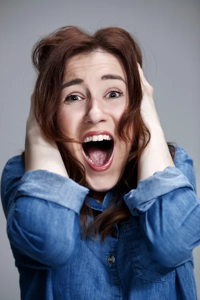 Retrato de mulher jovem com expressão facial chocada — Fotografia de Stock