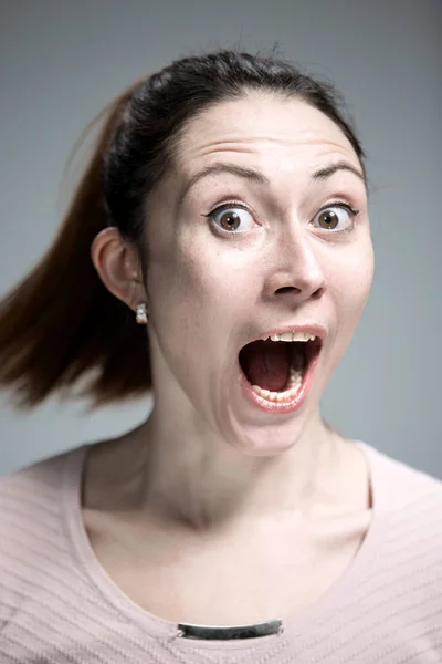 Πορτρέτο της νεαρής γυναίκας με σοκαρισμένη έκφραση προσώπου — Φωτογραφία Αρχείου