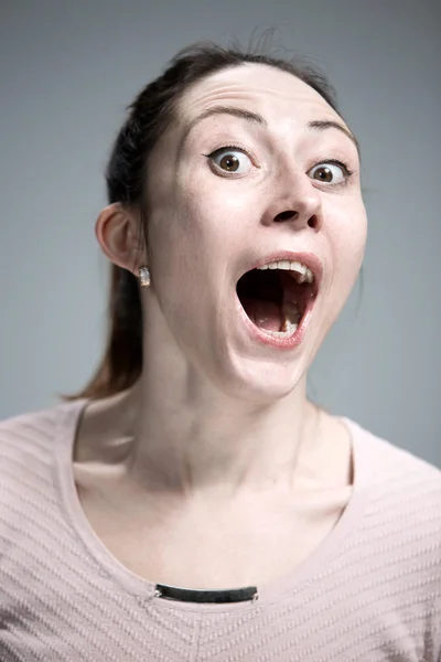 Retrato de mulher jovem com expressão facial chocada — Fotografia de Stock