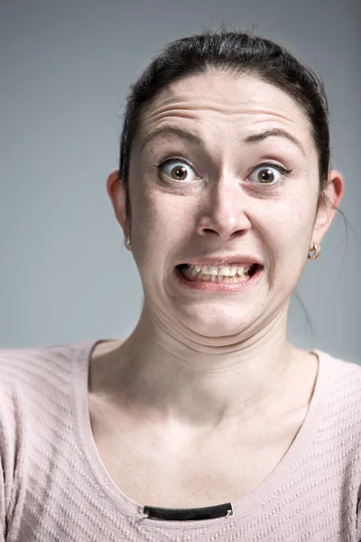 Porträt einer jungen Frau mit schockiertem Gesichtsausdruck — Stockfoto