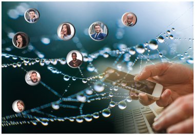 Modern cep telefonu ve web aboneleri tutan el