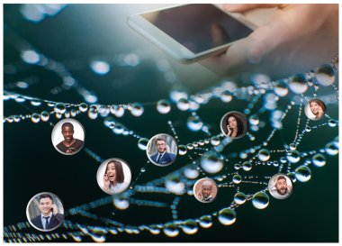 Modern cep telefonu ve web aboneleri tutan el