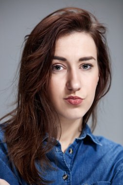 Bir güzel üzgün kız closeup portresi