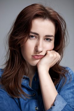 Bir güzel üzgün kız closeup portresi