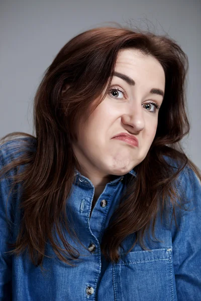 Ritratto di giovane donna con espressione facciale scioccata — Foto Stock