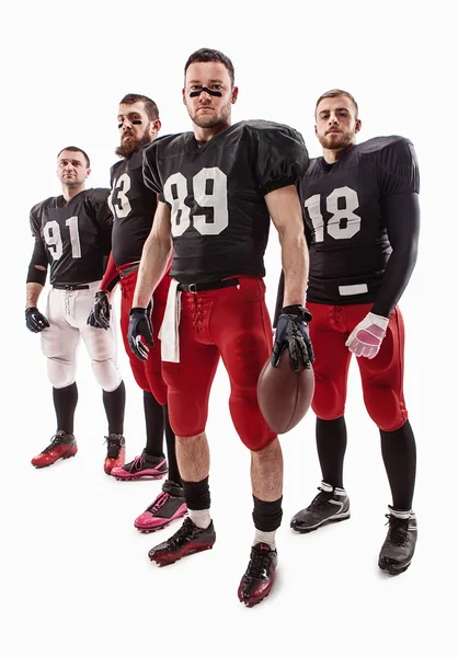 Die vier amerikanischen Fußballspieler posieren mit Ball auf weißem Hintergrund — Stockfoto