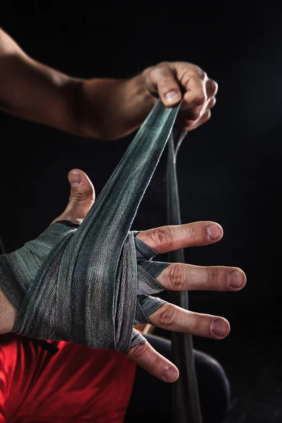 Primeros planos de las manos del hombre musculoso con vendaje — Foto de Stock